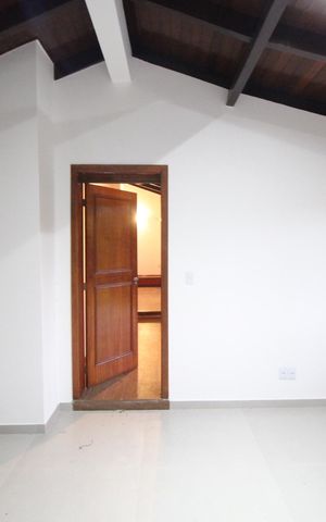 Casa à venda com 290m², 5 quartos e 3 vagasSuíte 2