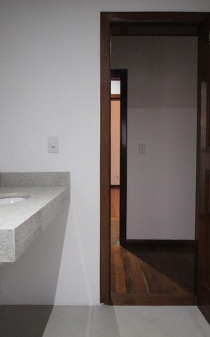 Casa à venda com 290m², 5 quartos e 3 vagasBanheiro da Suíte 1