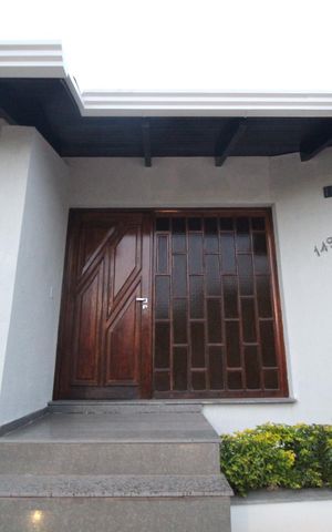 Casa à venda com 290m², 5 quartos e 3 vagasFachada