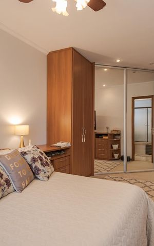 Casa de condomínio à venda com 181m², 4 quartos e 2 vagas Casa de condomínio à venda com 181m², 4 quartos e 2 vagasSuíte