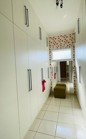 Casa à venda com 400m², 4 quartos e 6 vagas Casa à venda com 400m², 4 quartos e 6 vagasQuarto