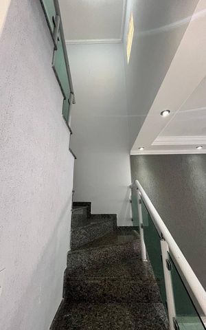 Casa à venda com 120m², 3 quartos e 1 vaga Casa à venda com 120m², 3 quartos e 1 vagaEscada