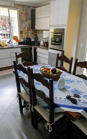 Casa à venda com 202m², 3 quartos e 3 vagas Casa à venda com 202m², 3 quartos e 3 vagasCozinha - Armários