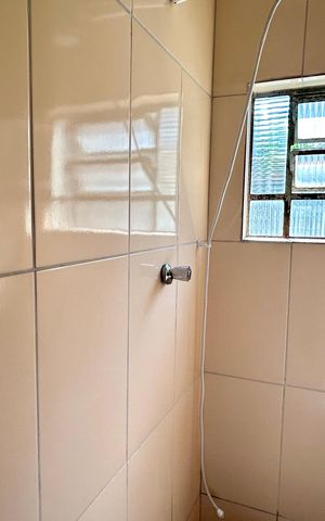Casa à venda com 60m², 2 quartos e sem vaga Casa à venda com 60m², 2 quartos e sem vagaBanheiro