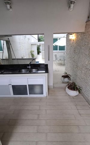 Casa à venda com 325m², 5 quartos e 2 vagas Casa à venda com 325m², 5 quartos e 2 vagasÁrea externa- piscina