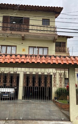 Casa à venda com 278m², 3 quartos e 8 vagas Casa à venda com 278m², 3 quartos e 8 vagasFachada