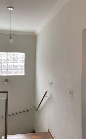Casa à venda com 278m², 3 quartos e 8 vagas Casa à venda com 278m², 3 quartos e 8 vagasSala - Escada