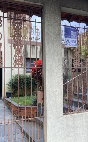 Casa à venda com 278m², 3 quartos e 8 vagas Casa à venda com 278m², 3 quartos e 8 vagasFachada