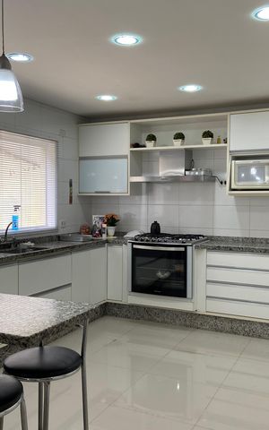 Casa à venda com 278m², 3 quartos e 8 vagas Casa à venda com 278m², 3 quartos e 8 vagasCozinha