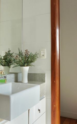 Apartamento para alugar com 240m², 3 quartos e 3 vagas Apartamento para alugar com 240m², 3 quartos e 3 vagasBanheiro compartilhado com quarto 1 e 2