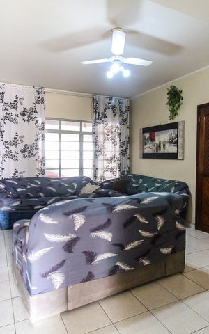 Casa à venda com 140m², 2 quartos e 2 vagas Casa à venda com 140m², 2 quartos e 2 vagasSala