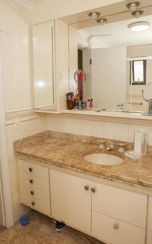 Apartamento à venda com 168m², 3 quartos e 3 vagas Apartamento à venda com 168m², 3 quartos e 3 vagasBanheiro da Suíte 1