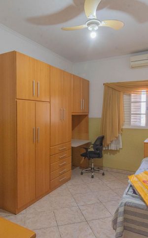 Casa à venda com 275m², 5 quartos e 4 vagas Casa à venda com 275m², 5 quartos e 4 vagasQuarto 1