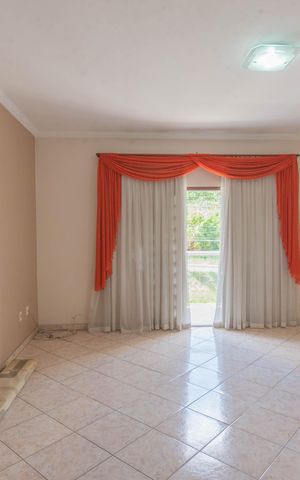 Casa à venda com 275m², 5 quartos e 4 vagas Casa à venda com 275m², 5 quartos e 4 vagasSala 2