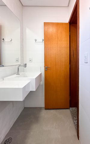 Casa à venda com 270m², 3 quartos e 4 vagasBanheiro da Suíte 1