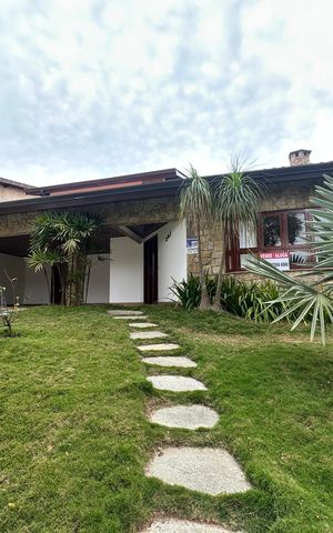 Casa de condomínio para alugar com 342m², 4 quartos e 4 vagas Casa de condomínio para alugar com 342m², 4 quartos e 4 vagasFachada