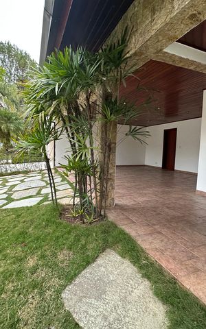 Casa de condomínio para alugar com 342m², 4 quartos e 4 vagas Casa de condomínio para alugar com 342m², 4 quartos e 4 vagasFachada