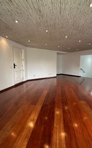Casa de condomínio para alugar com 342m², 4 quartos e 4 vagas Casa de condomínio para alugar com 342m², 4 quartos e 4 vagasSala
