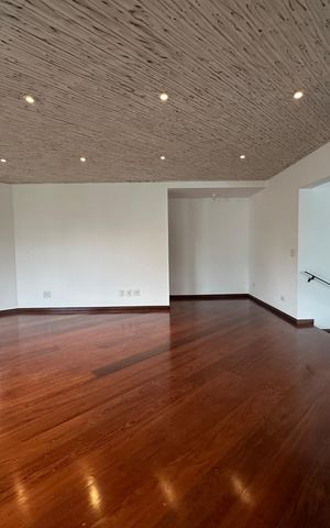 Casa de condomínio para alugar com 342m², 4 quartos e 4 vagas Casa de condomínio para alugar com 342m², 4 quartos e 4 vagasSala