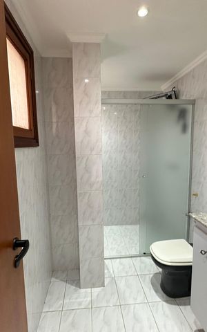 Casa de condomínio para alugar com 342m², 4 quartos e 4 vagas Casa de condomínio para alugar com 342m², 4 quartos e 4 vagasBanheiro da Suíte 3