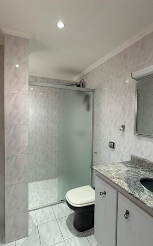Casa de condomínio para alugar com 342m², 4 quartos e 4 vagas Casa de condomínio para alugar com 342m², 4 quartos e 4 vagasBanheiro da Suíte 3