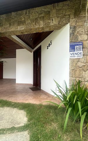 Casa de condomínio para alugar com 342m², 4 quartos e 4 vagas Casa de condomínio para alugar com 342m², 4 quartos e 4 vagasFachada