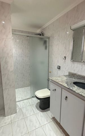 Casa de condomínio para alugar com 342m², 4 quartos e 4 vagas Casa de condomínio para alugar com 342m², 4 quartos e 4 vagasBanheiro da Suíte 3