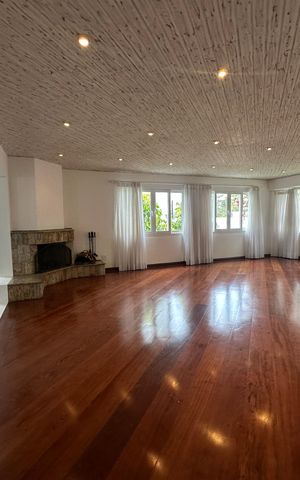 Casa de condomínio para alugar com 342m², 4 quartos e 4 vagas Casa de condomínio para alugar com 342m², 4 quartos e 4 vagasSala