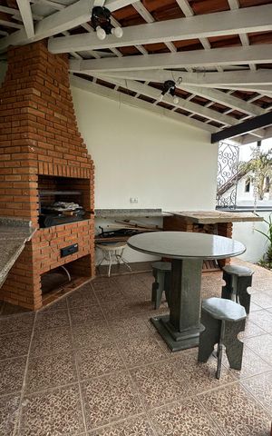Casa de condomínio para alugar com 342m², 4 quartos e 4 vagas Casa de condomínio para alugar com 342m², 4 quartos e 4 vagasChurrasqueira