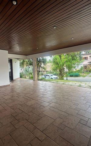 Casa de condomínio para alugar com 342m², 4 quartos e 4 vagas Casa de condomínio para alugar com 342m², 4 quartos e 4 vagasGaragem