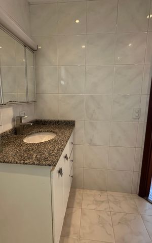 Casa de condomínio para alugar com 342m², 4 quartos e 4 vagas Casa de condomínio para alugar com 342m², 4 quartos e 4 vagasBanheiro da Suíte 4