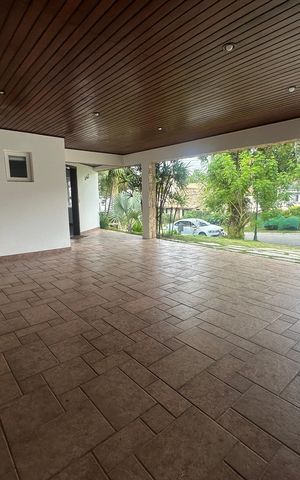 Casa de condomínio para alugar com 342m², 4 quartos e 4 vagas Casa de condomínio para alugar com 342m², 4 quartos e 4 vagasGaragem