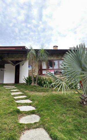 Casa de condomínio para alugar com 342m², 4 quartos e 4 vagas Casa de condomínio para alugar com 342m², 4 quartos e 4 vagasFachada