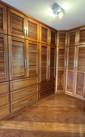 Casa de condomínio para alugar com 342m², 4 quartos e 4 vagas Casa de condomínio para alugar com 342m², 4 quartos e 4 vagasCloset da suíte 2