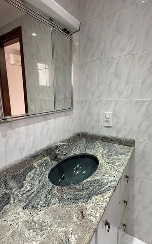 Casa de condomínio para alugar com 342m², 4 quartos e 4 vagas Casa de condomínio para alugar com 342m², 4 quartos e 4 vagasBanheiro da Suíte 3