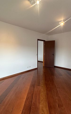 Casa de condomínio para alugar com 342m², 4 quartos e 4 vagas Casa de condomínio para alugar com 342m², 4 quartos e 4 vagasSuíte 4