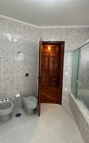 Casa de condomínio para alugar com 342m², 4 quartos e 4 vagas Casa de condomínio para alugar com 342m², 4 quartos e 4 vagasBanheiro da Suíte 2