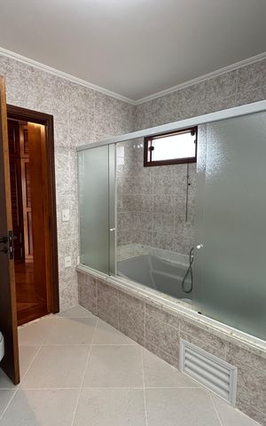 Casa de condomínio para alugar com 342m², 4 quartos e 4 vagas Casa de condomínio para alugar com 342m², 4 quartos e 4 vagasBanheiro da Suíte 2