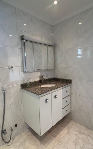 Casa de condomínio para alugar com 342m², 4 quartos e 4 vagas Casa de condomínio para alugar com 342m², 4 quartos e 4 vagasBanheiro da Suíte 4