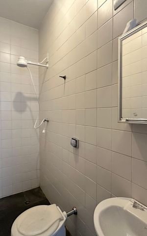 Casa de condomínio para alugar com 342m², 4 quartos e 4 vagas Casa de condomínio para alugar com 342m², 4 quartos e 4 vagasBanheiro de serviço