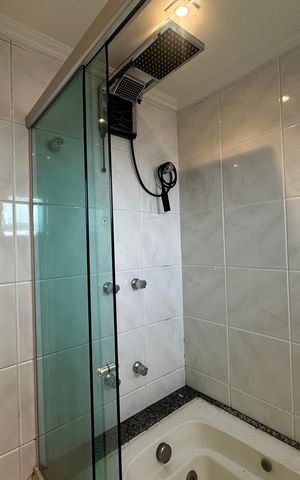 Casa de condomínio para alugar com 342m², 4 quartos e 4 vagas Casa de condomínio para alugar com 342m², 4 quartos e 4 vagasBanheiro da Suíte 4
