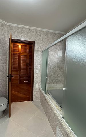 Casa de condomínio para alugar com 342m², 4 quartos e 4 vagas Casa de condomínio para alugar com 342m², 4 quartos e 4 vagasBanheiro da Suíte 2