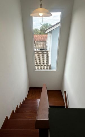 Casa de condomínio para alugar com 342m², 4 quartos e 4 vagas Casa de condomínio para alugar com 342m², 4 quartos e 4 vagasEscada