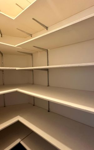 Casa de condomínio para alugar com 342m², 4 quartos e 4 vagas Casa de condomínio para alugar com 342m², 4 quartos e 4 vagasDespensa