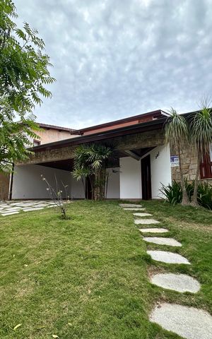 Casa de condomínio para alugar com 342m², 4 quartos e 4 vagas Casa de condomínio para alugar com 342m², 4 quartos e 4 vagasFachada