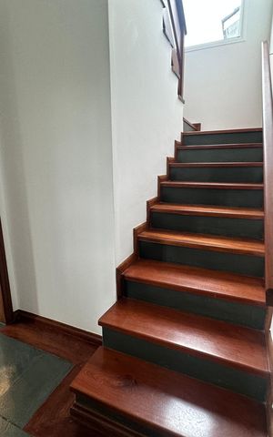 Casa de condomínio para alugar com 342m², 4 quartos e 4 vagas Casa de condomínio para alugar com 342m², 4 quartos e 4 vagasEscada
