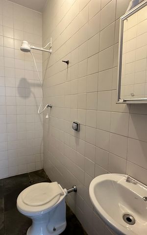 Casa de condomínio para alugar com 342m², 4 quartos e 4 vagas Casa de condomínio para alugar com 342m², 4 quartos e 4 vagasBanheiro de serviço