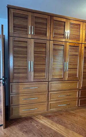 Casa de condomínio para alugar com 342m², 4 quartos e 4 vagas Casa de condomínio para alugar com 342m², 4 quartos e 4 vagasCloset da suíte 2