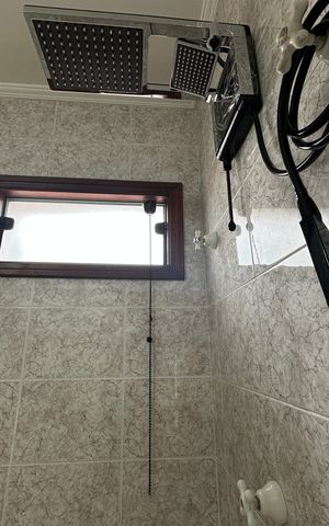 Casa de condomínio para alugar com 342m², 4 quartos e 4 vagas Casa de condomínio para alugar com 342m², 4 quartos e 4 vagasBanheiro da Suíte 2