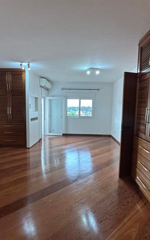 Casa de condomínio para alugar com 342m², 4 quartos e 4 vagas Casa de condomínio para alugar com 342m², 4 quartos e 4 vagasCloset da suíte 2